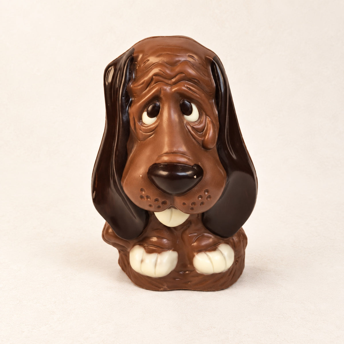 Gekleurd chocolade hondje met hangoren