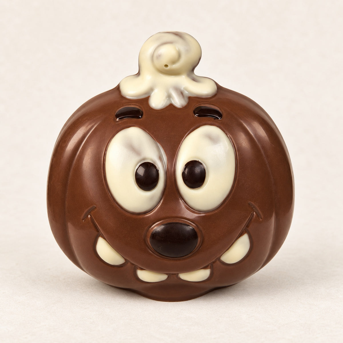 Chocolade pompoen met verbaasd gezicht en lichte details
