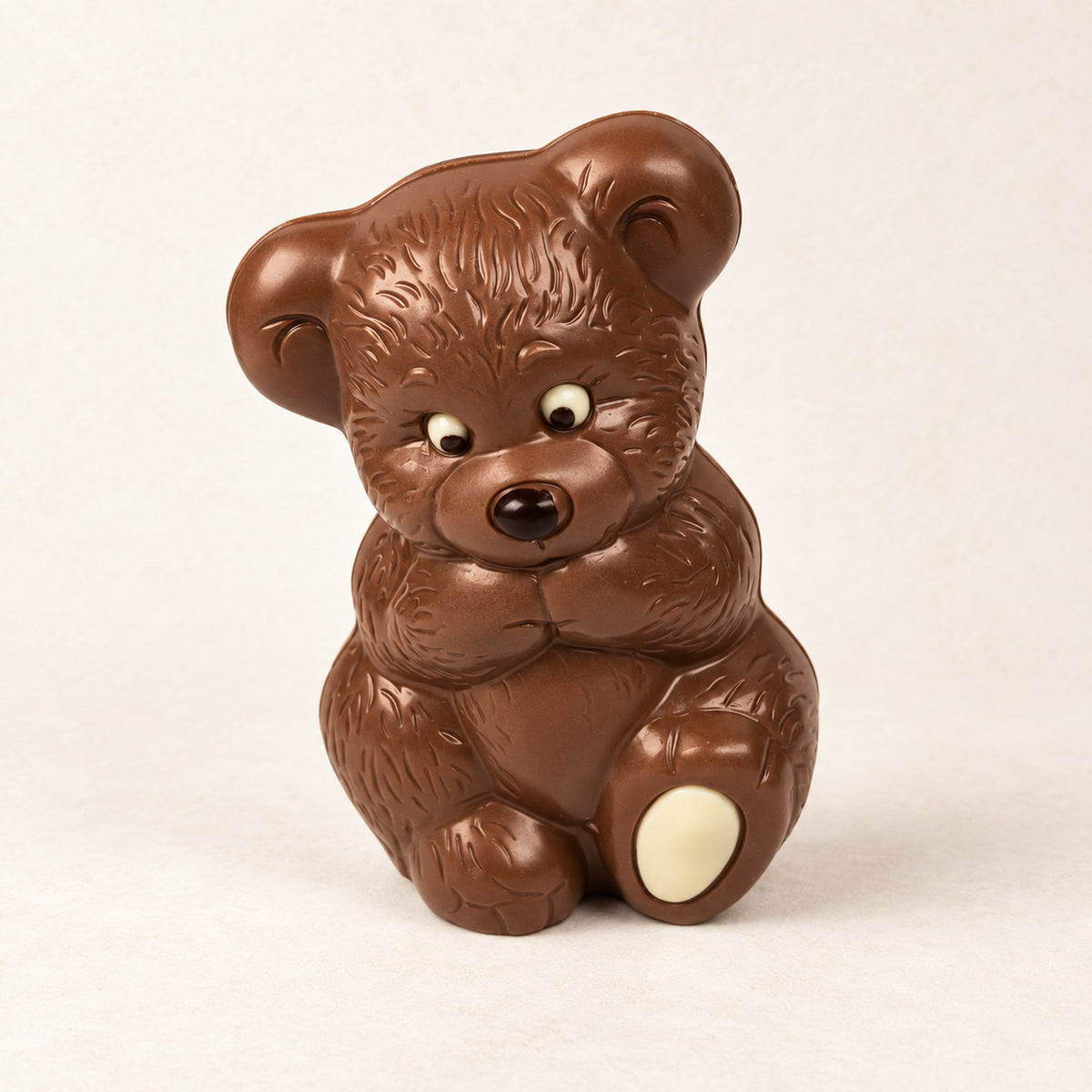 Gekleurde chocolade beer met hartvormige neus