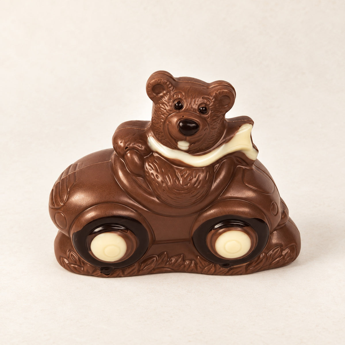 Gekleurde chocolade beer in een auto