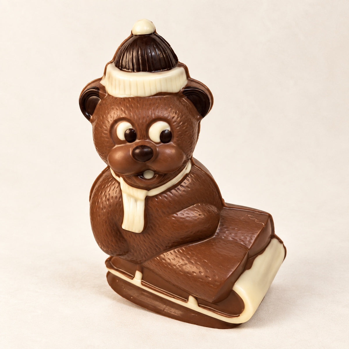 Gekleurd chocolade beertje op een slee