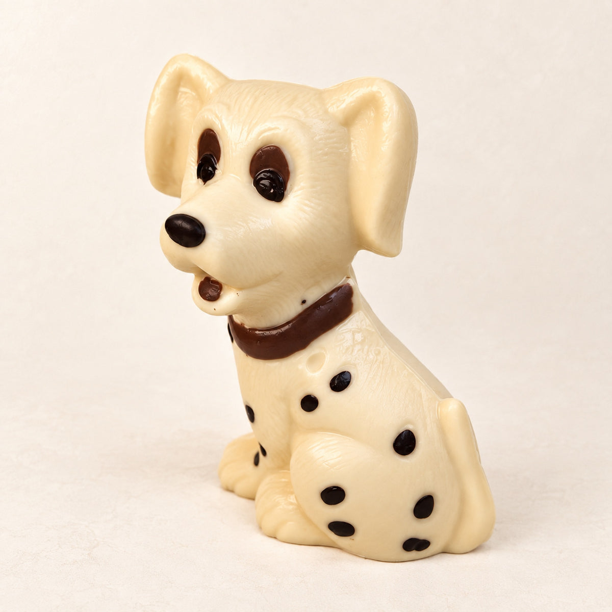 Wit gekleurde chocolade dalmatiër met donkere stippen