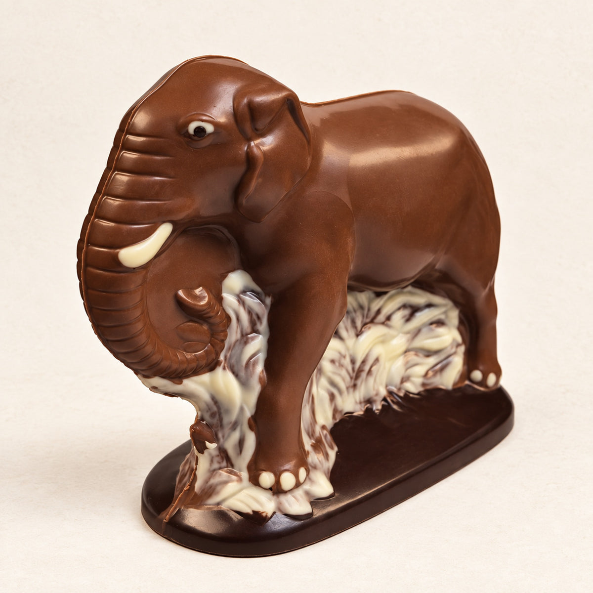 Gekleurde chocolade olifant met jong op een sokkel