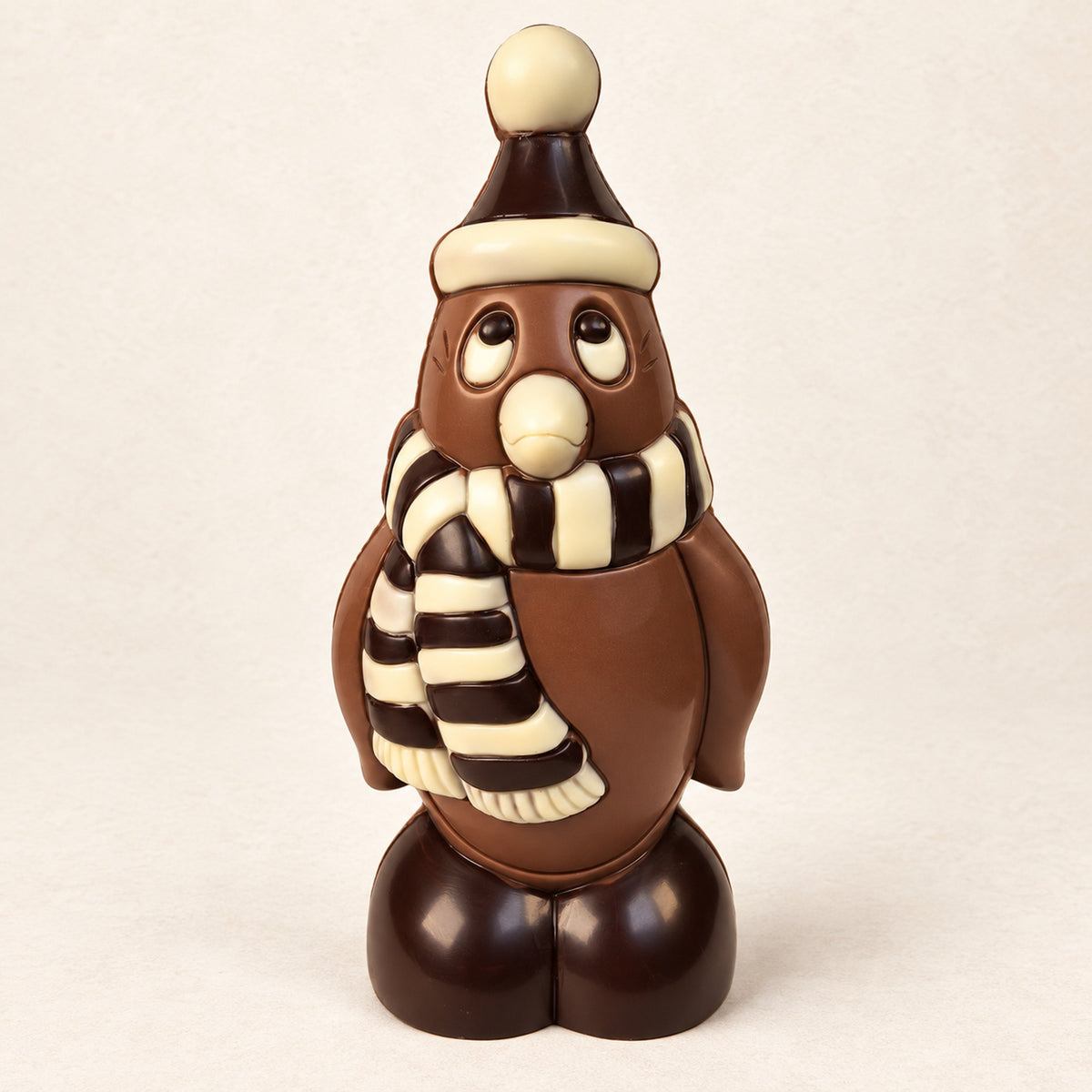 Gekleurde chocolade pinguïn met sjaal en muts