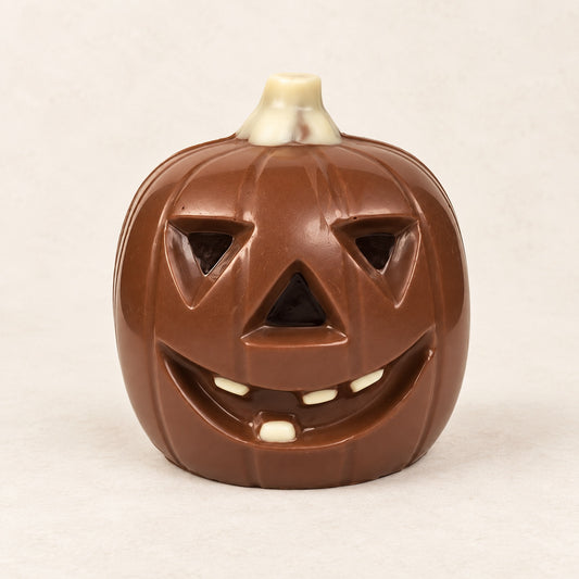 Klassieke chocolade halloweenpompoen met uitgesneden gezicht