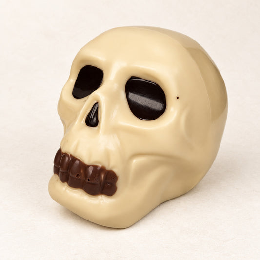 Schedel van witte chocolade met donkere details